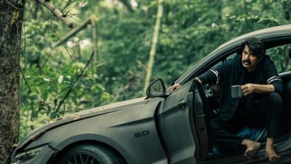 മരത്തില് ഇടിച്ച കാറിലിരുന്ന് കാപ്പി കുടിക്കുന്ന മമ്മൂട്ടി; 'ലൂക്ക് ആന്റണി' എത്താന് മൂന്ന് ദിനങ്ങള്