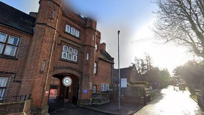 ക്ലാസെടുക്കുന്നതിനിടയിൽ 74 തവണ പോൺസൈറ്റിൽ കയറി, അധ്യാപകനെ സ്കൂളിൽ നിന്നും പുറത്താക്കി