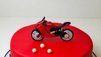 நீலகிரியில் பைக்கிற்கு பிறந்த நாள் கொண்டாடிய இளைஞர்