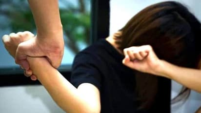 छेड़छाड़ से तंग लड़की ने मनचले से लिया खतरनाक इंतकाम, अस्पताल में लड़ रहा जिंदगी से जंग