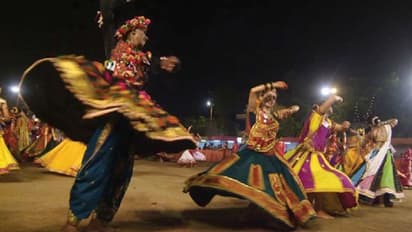 गरबा में युवक ऐसा नाचा कि हो गई मौत, बेटे का चेहरा देखते ही पिता की भी थम गईं सांसे, पढ़िए दर्दनाक खबर