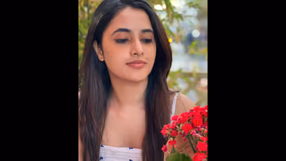   பூக்கள் முன்னாள் ...புன்னகையுடன் ...கிளாமர் உடையில் டான் நாயகி