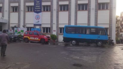 கோவையில் செவிலியரை குத்தி கொலை செய்த கணவன் தற்கொலைக்கு முயற்சி