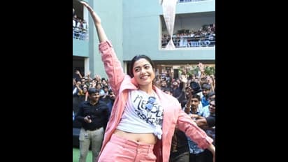 பல்கலை கழகத்தில் சாமி பாடலுக்கு குத்தாட்டம் போட்ட ரஷ்மிகா... படு ஜோராக நடக்கும் 'குட் பை' பட புரமோஷன்!