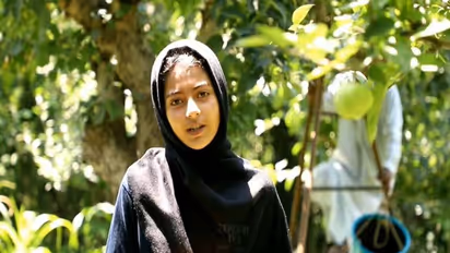 ये कश्मीर है: यूट्यूब पर तहलका मचा रही 10 साल की कश्मीरी लड़की, देखिए कैसे-कैसे वीडियो करती है पोस्ट