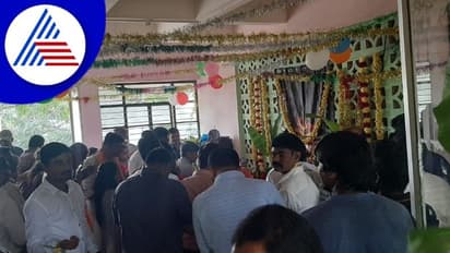 ಕೆಲಸ ಬಿಟ್ಟು ದಸರಾ ದರ್ಬಾರ್; ಸಾರ್ವಜನಿಕರು ಕಚೇರಿಗೆ ಸಿಬ್ಬಂದಿ ಕುರ್ಚಿಗಳು ಖಾಲಿ!  