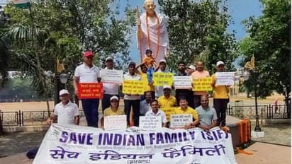 पत्नी पीड़ित लोगों ने बापू वाटिका में दिया धरना, बोले- साहब फर्जी मुकदमे में फंस कर बर्बाद हो गया परिवार