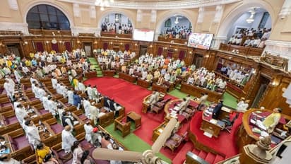 ഓഫീസിൽ വരുമ്പോൾ എംഎൽഎമാർക്ക് അവരുടെ 'പദവിക്കൊത്ത കസേരകൾ' നൽകണം; ഉദ്യോഗസ്ഥർക്ക് നിർദേശവുമായി യുപി സർക്കാർ