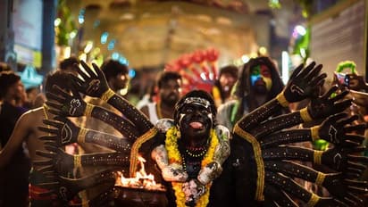 லட்சக்கணக்கான பக்தர்கள் புடைசூழ சூரனை வதம் செய்த முத்தாரம்மன்