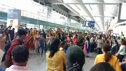 നവരാത്രി ആഘോഷം തന്നെ; എയർപോർട്ടിൽ ​ഗർബ നൃത്തം ചെയ്ത് ജീവനക്കാരും യാത്രക്കാരും
