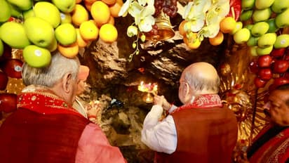 J&K में अमित शाह: वैष्णो देवी के दर्शन के बाद राजौरी में बोले-ये उनको जवाब है, जो कहते थे कि आग लग जाएगी