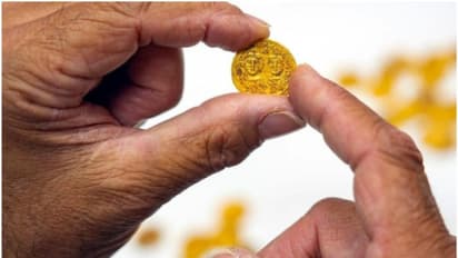 44 സ്വര്‍ണ്ണ നാണയങ്ങള്‍ ഭിത്തിക്കടിയില്‍ ഒളിപ്പിച്ചു; കണ്ടെത്തിയത് 14 നൂറ്റാണ്ടുകള്‍ക്ക് ഒടുവില്‍!