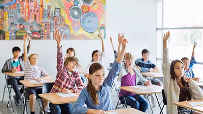 कहीं सिर्फ तीन बार ही जा सकते हैं टॉयलेट, कहीं दो घंटे सोने की छूट, इन स्कूलों में गजब के हैं नियम