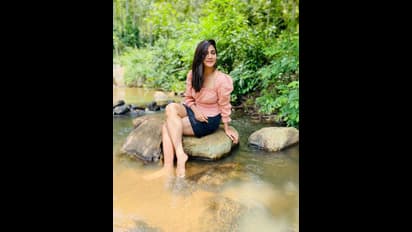 நதி ஓடை பாறை மீது தத்தளிக்கும் அழகு...பிக்பாஸ் லாஸ்லியாவின் நியூ லுக் 