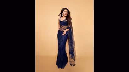 ட்ரான்ஸ்பிரன்ட் சேலையில் பார்ப்பவர்களை பதற வைக்கும் கிருத்தி ஷெட்டி... 