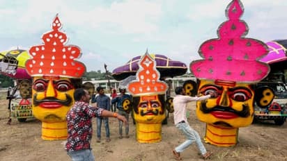 10 फोटो में देखिए देशभर में इस बार कैसा बनाया गया रावण, किसी की मूंछ है गजब तो कोई ऐसे हंस रहा जैसे..