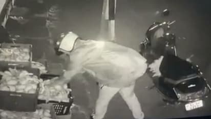 'പൊതുജനത്തിന് മുന്നിൽ നാണം കെടുത്തി': മാമ്പഴം മോഷ്ടിച്ച പൊലീസുകാരന് സസ്പെൻഷൻ 