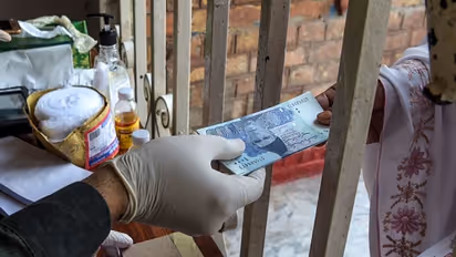 പാകിസ്ഥാന്‍ രൂപ; ഇനി ഇവിടെ വേണ്ടെന്ന് താലിബാന്‍