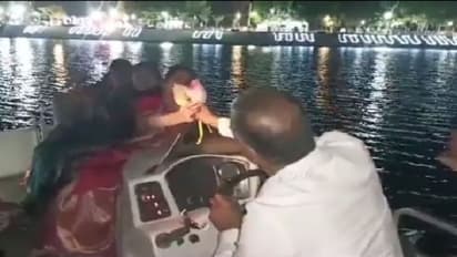 చెరువులో బోటు నడుపుతూ, తామర పువ్వులు తెంపి భార్యకు ఇచ్చిన హరీశ్ రావు ( వీడియో)