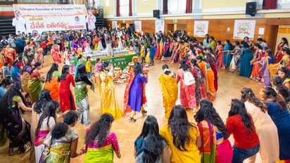 లండన్ లో ఘనంగా చేనేత బతుకమ్మ వేడుకలు... విదేశీ వీధుల్లో ఆడిపాడిన ఆడపడుచులు