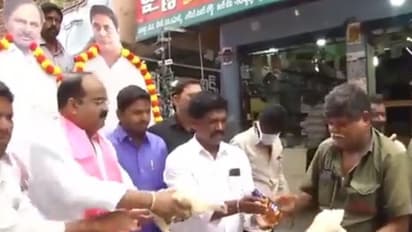 'കെസിആര്‍ ദേശീയ രാഷ്ട്രീയത്തിലേക്ക്, പ്രാര്‍ത്ഥിക്കണം'; മദ്യവും കോഴിയും വിതരണം ചെയ്ത് ടിആര്‍എസ് നേതാവ്, വീഡിയോ