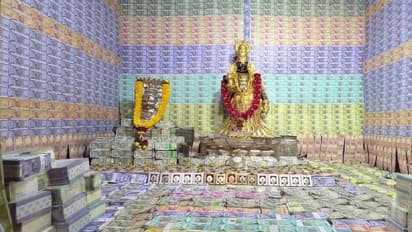 நவராத்திரியையொட்டி அம்மனுக்கு ரூபாய் நோட்டுகளால் அலங்காரம்… இணையத்தில் வைரலாகும் ஆந்திரா கோயில்!! 