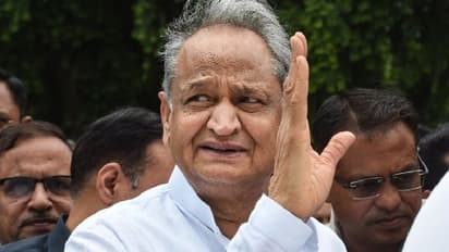 राजस्थान सियासी भूचाल के बाद चुनावी मोड पर CM गहलोत, अफसरों के साथ कर रहे मीटिंग, बोले एक मौका और दे दो