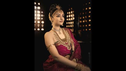 அச்சு அசல் குந்தவையாகவே மாறிய சனம் ஷெட்டி..! த்ரிஷாவுக்கே டஃப் கொடுக்கும் லேட்டஸ்ட் போட்டோ ஷூட் புகைப்படங்கள்.