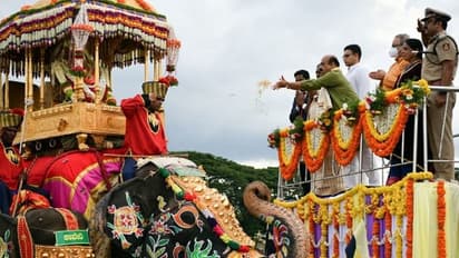 Mysuru Dasara 2022: ಅಂಬಾರಿಗೆ 2ನೇ ಬಾರಿ ಸಿಎಂ ಬೊಮ್ಮಾಯಿ ಪುಷ್ಪಾರ್ಚನೆ!