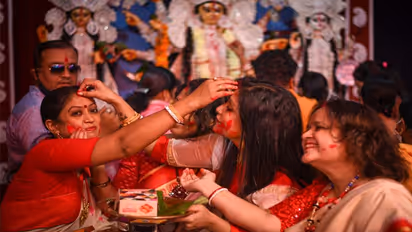 Sindoor Khela 2022: सिंदूर खेला पर दिखना है सबसे सुंदर और अलग तो ट्राई करें ये लुक्स