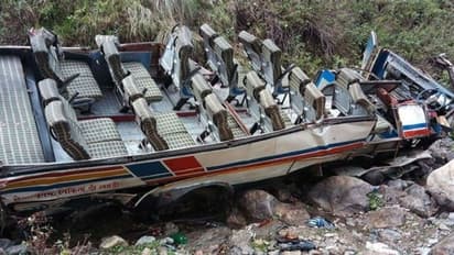 10 फोटो में देखिए पौड़ी-गढ़वाल हादसे के भयावह दृश्य, यात्रियों को बिठाकर खाई में खिलौने की तरह पलटती गई बस 