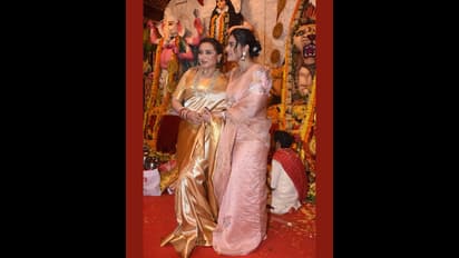 বঙ্গনারীর লুকে শাড়িতে গর্জিয়াস রানি-কাজল, মুখোপাধ্যায় পরিবারের পুজোয় চাঁদের হাটে হাজির হলেন কারা?