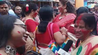 দশমীর বিদায় বেলা, সাঙ্গ হল সিঁদুর খেলা, রাঙা আভায় মেতে উঠলেন বাগবাজার সার্বজনীনের মহিলারা