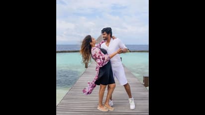 மாலத்தீவில் ரொமான்ஸில் மல்லு கட்டும் ஷ்ரேயா - சித்து..! காதல் பொங்க... பொங்க... வெளியிட்ட ஹாட் போட்டோஸ்!