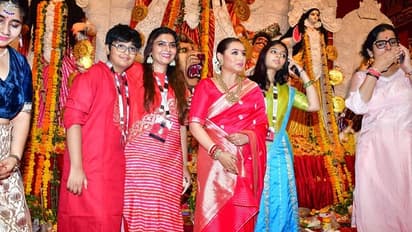 টকটকে লাল শাড়িতে লাস্যময়ী রানি, বাঙালি কন্যার আদায় চোখ ফেরাতে পারবেন না আপনি