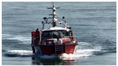 കടലില് ഒഴുകി നടക്കുന്ന നിലയില് മൃതദേഹം; കാണാതായ യുവാവിന്റേതെന്ന് സംശയം