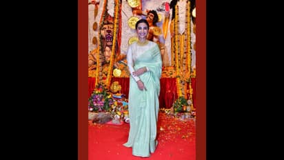  বিয়ের পর প্রথম পুজো, রানির বাড়ির দুর্গাপুজোয় শাড়িতে নজর কাড়লেন রাজকুমার পত্নী পত্রলেখা