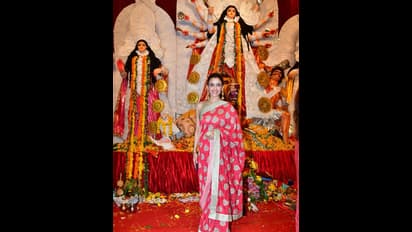 রানি মুখোপাধ্যায়ের বাড়ির দুর্গাপুজোর চোখধাঁধানো সেরা ছবি, দেখে নিন এক ক্লিকে