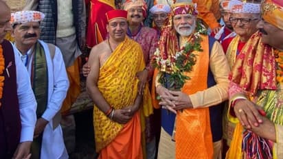 भगवान के दर्शन के लिए प्रधानमंत्री मोदी ने तोड़ा प्रोटोकॉल, भेंट स्वीकारते की अद्भुत है तस्वीरें