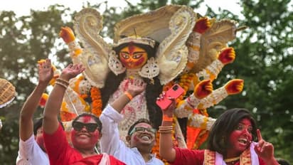 10 फोटो में देखिए विजयदशमी पर रावण दहन, महिलाओं ने खेला सिंदूर.. भक्तों ने हंसी-खुशी मां को किया विदा 