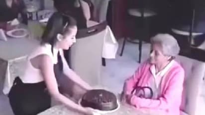 ഒറ്റക്ക് പിറന്നാള്‍ കേക്ക് വാങ്ങി ആഘോഷിക്കുന്ന വൃദ്ധ; കണ്ണ് നനയിക്കുന്ന വീഡിയോ