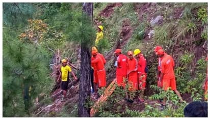 ഉത്തരാഖണ്ഡിൽ ബസ് കൊക്കയിലേക്ക് മറിഞ്ഞ് അപകടം; മരണം 32 ആയി, 21 പേരെ രക്ഷപ്പെടുത്തി