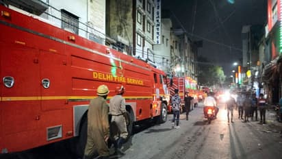 दिल्ली के गांधीनगर में भीषण आग, 35 से अधिक दमकल गाड़ियां आग बुझाने के लिए लगाई गई