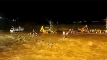 மால் ஆற்றில் திடீர் வெள்ளப்பெருக்கு... 7 பேர் பலி... துர்கா சிலை கரைப்பு நிகழ்ச்சியின் போது நேர்ந்த சோகம்!!