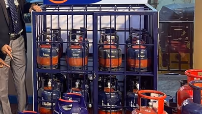 ಎಲ್‌ಪಿಜಿ ಗ್ರಾಹಕರಿಗೆ ಗುಡ್‌ ನ್ಯೂಸ್‌: 92 ರೂ. ಇಳಿಕೆಯಾದ ಸಿಲಿಂಡರ್‌ ಬೆಲೆ  