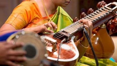 மதுரை மீனாட்சி அம்மன் கோவில் நவராத்திரி உற்சவம்; 108 வீணை இசை வழிபாடு 