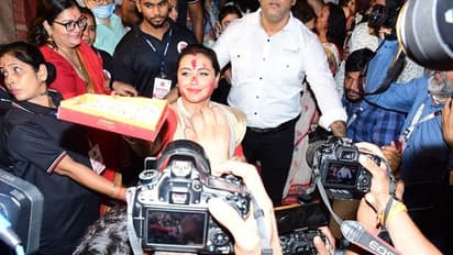 বিজয়া দশমীতে সিঁদুর খেলায় মাতলেন রানি ও কাজল, বলি ডিভাদের সাবেকি সাজে মুগ্ধ অনুরাগীরা