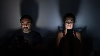 5 ways social media can have a negative impact on your relationship