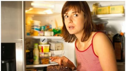 ಮಧ್ಯರಾತ್ರಿಯಲ್ಲಿ ಏನಾದರೂ ತಿನ್ನಲೇಬೇಕೆಂಬ ಕಡು ಬಯಕೆ ಹೆಚ್ಚಾಗೋದು ಯಾಕೆ ಗೊತ್ತಾ? 