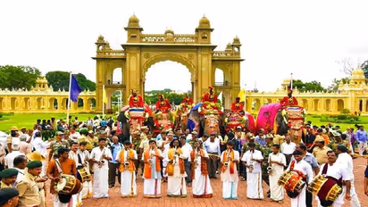 হাতির পিঠে সোনার সিংহাসনে বসে নগর পরিক্রমা করেন চামুণ্ডেশ্বরী দেবী, কর্ণাটকের মহীশূরে 'নদাহাব্বা' উৎসব উদযাপন